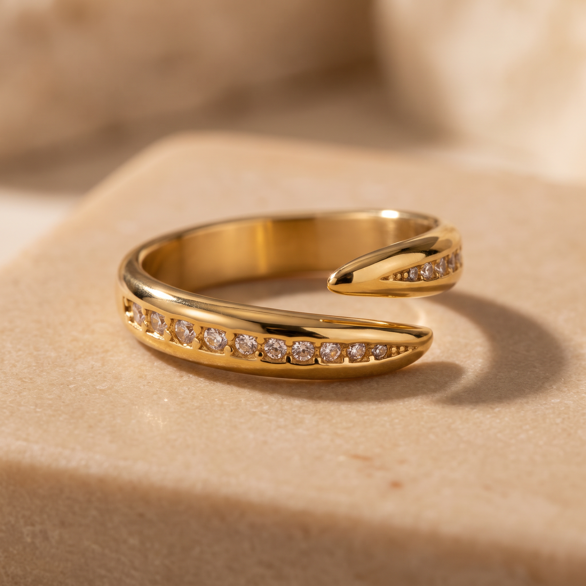 Twisted band ring