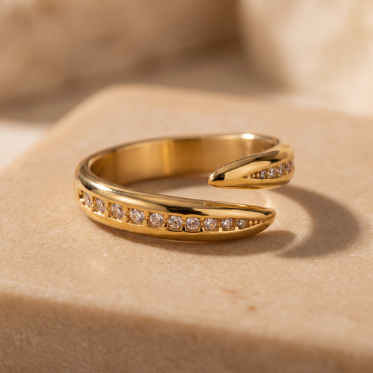 Twisted band ring