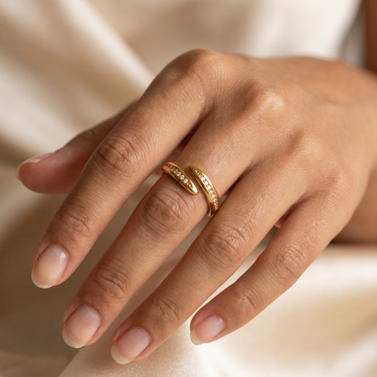 Twisted band ring worn